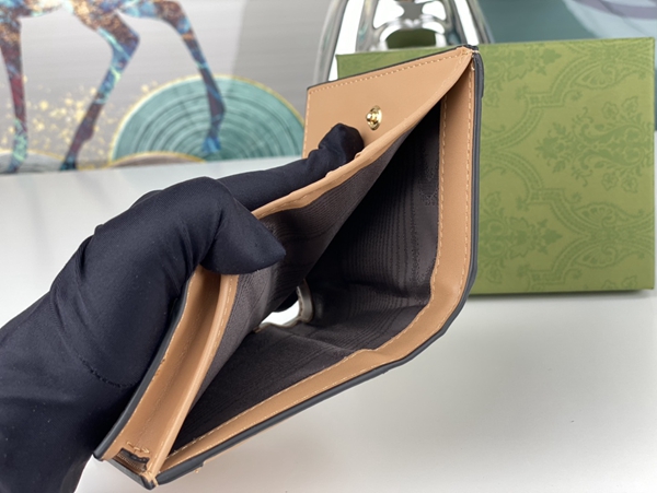 グッチ財布コピー着用イメージ